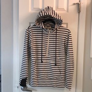 Vanilla bay hooded sweater euc size small